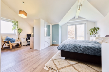 Schlafzimmer und Arbeitsbereich - Modernes Einfamilienhaus mit einladender Terrasse und Garten in Birkach. Ihr neues Zuhause wartet!