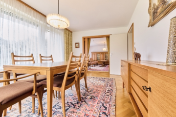 Esszimmer mit Blick ins Wohnzimmer - Einfamilienhaus in ruhiger Lage mit Gartenparadies & Baupotenzial in Schwabmünchen