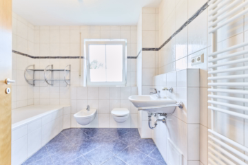 Badezimmer - Sofort verfügbar: Familienfreundliches Reihenhaus mit 6 Zimmern, Wintergarten & Garage