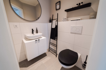 WC EG (Einrichtungsbeispiel) - ERSTBEZUG! Moderne Doppelhaushälfte – Ruhig, modern & perfekt für Familien oder Pendler