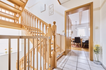 Treppenhaus EG - Einladendes Einfamilienhaus mit großzügigem Garten – Der perfekte Ort zum Entspannen!