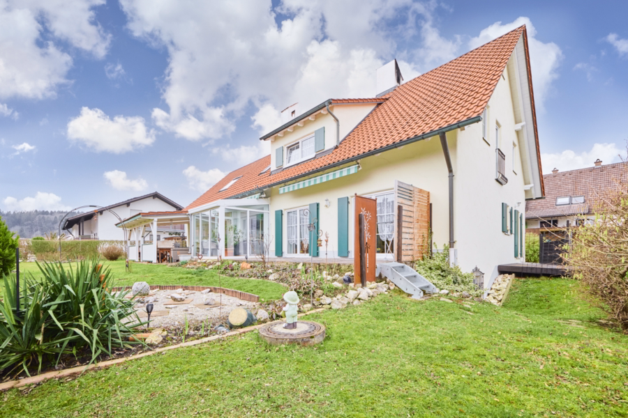 Titelbild - Einladendes Einfamilienhaus mit großzügigem Garten – Der perfekte Ort zum Entspannen!