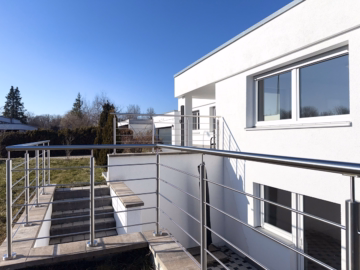 Ansicht vom Haus mit Aufgang vom Untergeschoss - Extravaganter Bungalow mit Doppelgarage, renoviert und saniert, großer Garten in Königsbrunn kaufen