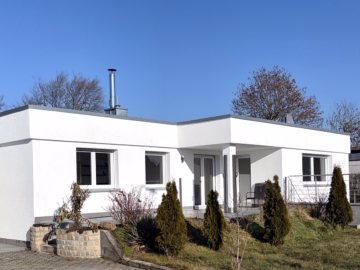 Ansicht Bungalow - Extravaganter Bungalow mit Doppelgarage, renoviert und saniert, großer Garten in Königsbrunn kaufen