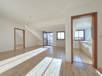 Wohnen - ** HELLE DACHGESCHOSSWOHNUNG** BALKON MIT WUNDERSCHÖNEM SÜD-BLICK!