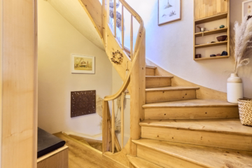Holztreppe zum Obergeschoss - ***3-Zimmer-Wohnung im Zentrum mit Hausflair: Dachterrasse, Garage und besondere Aufteilung!***