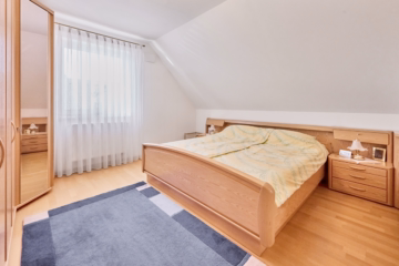 Schlafzimmer OG - Einladendes Einfamilienhaus in ruhiger Wohngegend in Graben