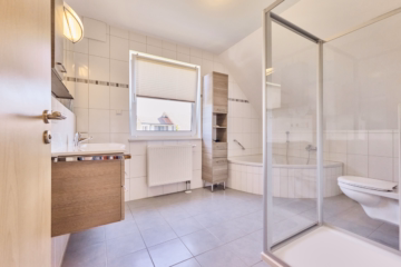 Badezimmer OG - Einladendes Einfamilienhaus in ruhiger Wohngegend in Graben