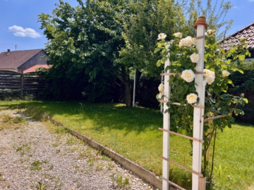 Gartenausschnitt Südseite - ***REIN INS EIGENHEIM – VERMÖGENSAUFBAU STATT MIETE – 2 WOHNUNGEN – 1 PREIS UND DER IST HEISS***