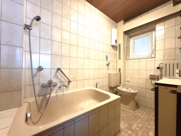 Badezimmer - Wo Gemütlichkeit auf Stadtleben trifft – attraktive Eigentumswohnung mit Blick über Augsburg