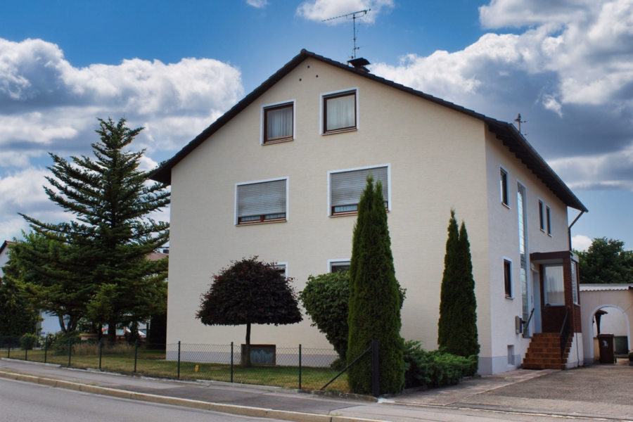 Titelbild - Renovieren & Wohlfühlen: 4-Zimmer-Wohntraum mit Gestaltungsspielraum, Garten und Garage
