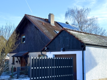 Hausansicht mit Garage - Einfamilienhaus mit Terrasse, Balkon, Garage, Freisitz, Klimaanlage, PV-Anlage in Graben zu kaufen