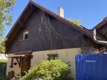 Hausansicht mit Eingangsbereich - Einfamilienhaus mit Terrasse, Balkon, Garage, Freisitz, Klimaanlage, PV-Anlage in Graben zu kaufen