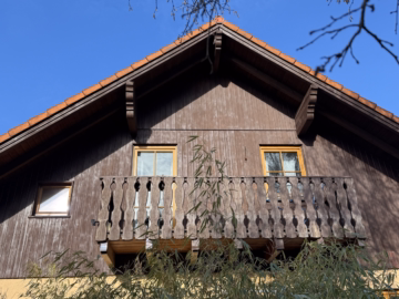 Hausansicht mit Balkon von Süden - Einfamilienhaus mit Terrasse, Balkon, Garage, Freisitz, Klimaanlage, PV-Anlage in Graben zu kaufen