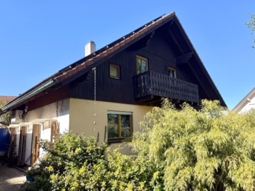 Südseite Hausansicht mit Balkon - Einfamilienhaus mit Terrasse, Balkon, Garage, Freisitz, Klimaanlage, PV-Anlage in Graben zu kaufen