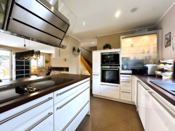 Küche - Stilvolles Wohnen vor den Toren Münchens – Luxus für zwei – mit Blick ins Grüne