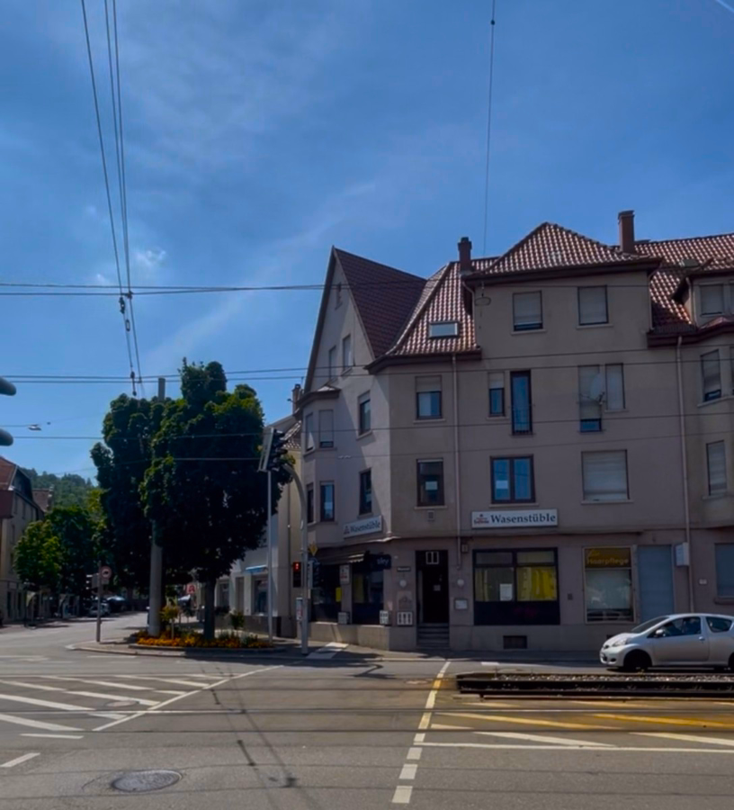 Hausansicht - Renoviert und bezugsfrei: Licht durchflutete Altbauwohnung